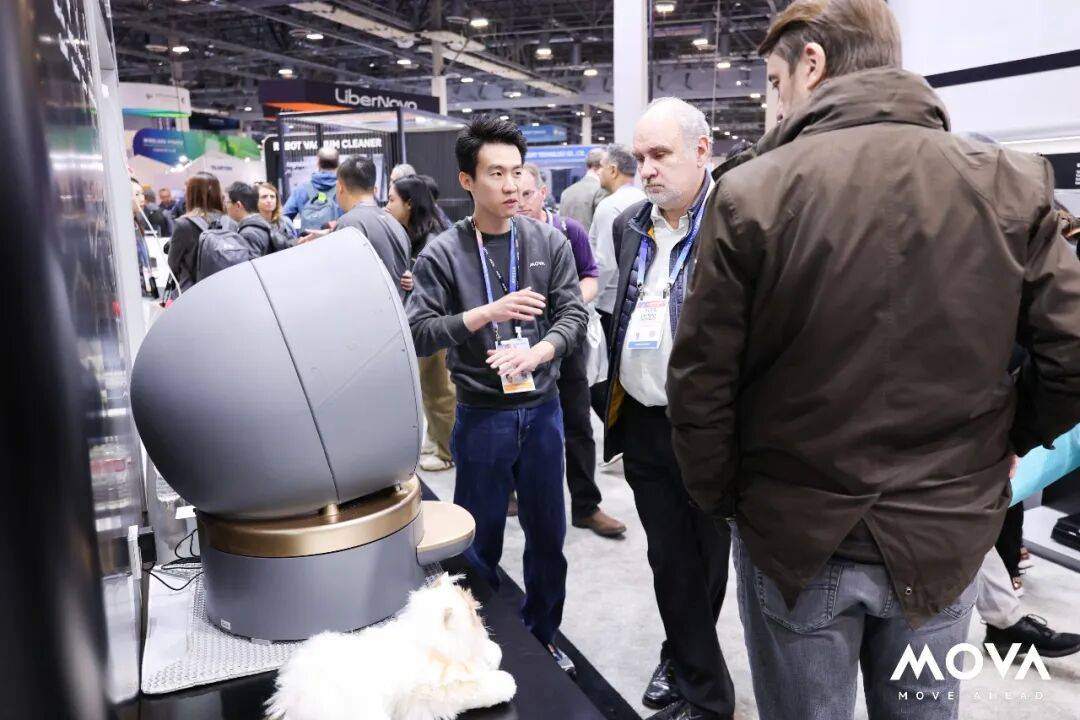 中MOVA生活电器如何开辟“第三条路”?凯发入口CES 2026观察:在巨头环伺(图2) 中MOVA生活电器如何开辟“第三条路”?凯发入口CES 2026观察:在巨头环伺(图2)